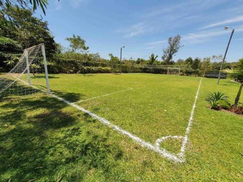 un terrain de football avec un filet dans l'herbe dans l'établissement Casa con Piscina, Quincho, Cancha de Futbol/Volley, à San Bernardino