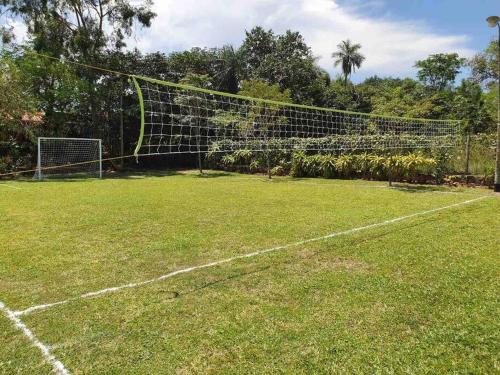 Jardín al aire libre en Casa con Piscina, Quincho, Cancha de Futbol/Volley