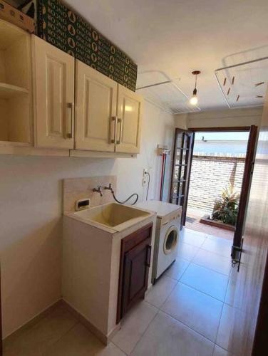 Una cocina o zona de cocina en Casa con Piscina, Quincho, Cancha de Futbol/Volley