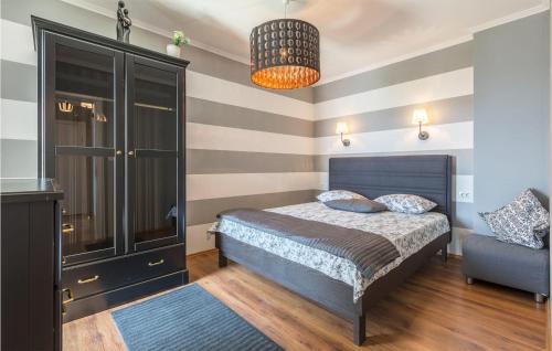 ポドストラナにあるPet Friendly Apartment In Podstrana With Wifiのベッドルーム1室(ベッド1台、椅子付)
