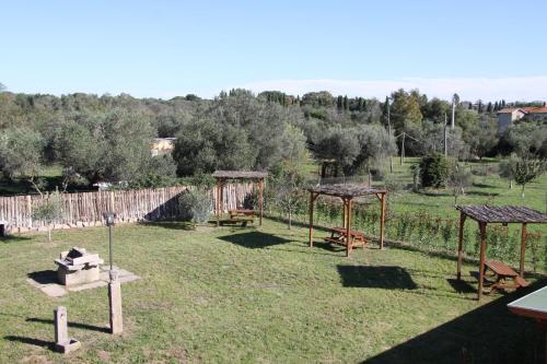 a yard with two picnic tables and a fence at L'Acero di STALL in Viterbo