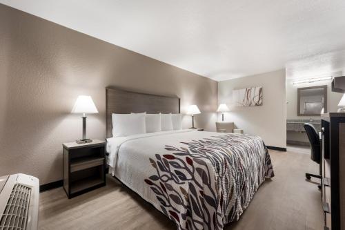 Katil atau katil-katil dalam bilik di Red Roof Inn Birmingham South