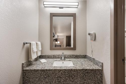 Bilik mandi di Red Roof Inn Birmingham South