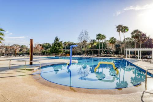ein großer Pool in einem Resort in der Unterkunft Sealoft 941 in Seabrook Island