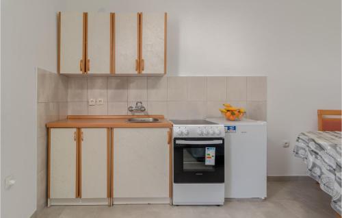2 Bedroom Cozy Apartment In Crikvenica
