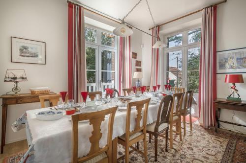 une salle à manger avec une longue table et des chaises dans l'établissement Villa familiale à 300m de la plage de L’Océan, à Saint-Brévin-les-Pins