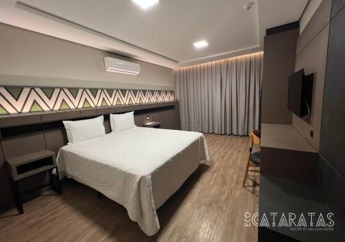 a hotel room with a bed and a television at Complexo Eco Cataratas Resort by SJ in Foz do Iguaçu