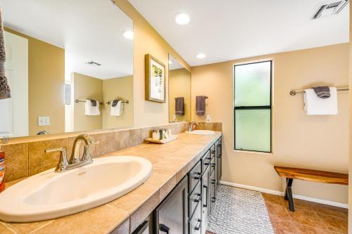 ein Bad mit einem Waschbecken und einem Spiegel in der Unterkunft Ventana Vista #2230 in Tucson