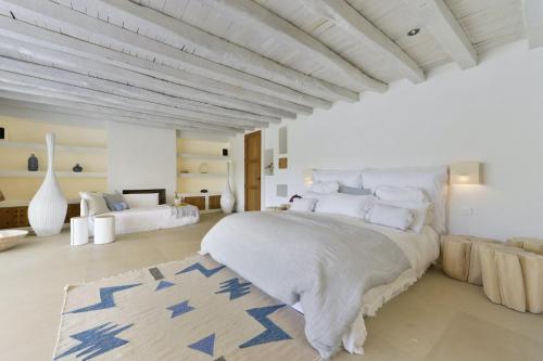 Postel nebo postele na pokoji v ubytování Wonderful Ibiza Villa Blakstad San Rafael 5 Bedrooms A Tranquil Location Not Far Away From San Rafael San Rafael