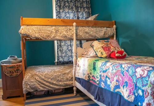 Postel nebo postele na pokoji v ubytování Maple House Large Vacation Home, Sleeps 7 Pet Friendly Great Location