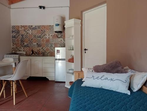 eine Küche mit einem Bett mit Kissen darauf in der Unterkunft Complejo Serena in Santa Rosa de Calamuchita