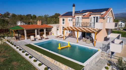 Πισίνα στο ή κοντά στο Villa Beautiful countryside