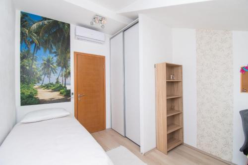 - une chambre avec un lit et une porte en bois dans l'établissement Villa Beautiful countryside, à Drniš