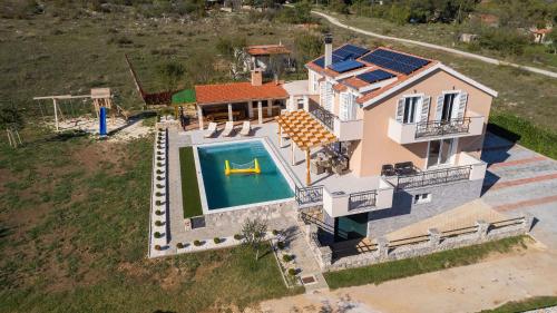 Πισίνα στο ή κοντά στο Villa Beautiful countryside