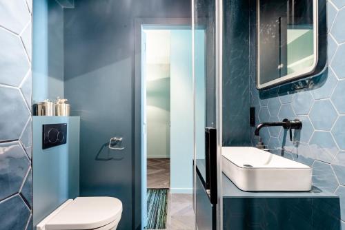een badkamer met een toilet en een wastafel bij Luxueuze suite met frontaal zeezicht in Knokke-Heist