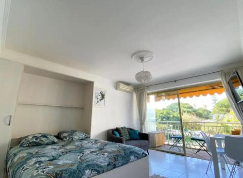 une chambre avec un lit et un balcon dans l'établissement Le Bleuette - Festivals 10min - face plages !, à Cannes