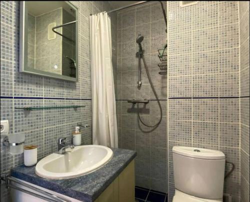 une salle de bain avec un lavabo, une douche et des toilettes dans l'établissement Le Bleuette - Festivals 10min - face plages !, à Cannes