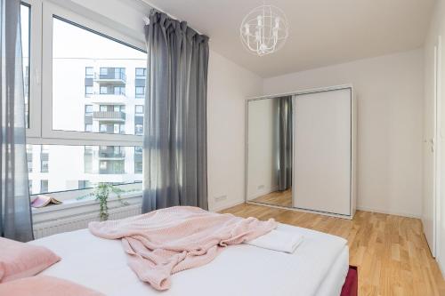 1 dormitorio con cama y ventana grande en ShortStayPoland Sikorskiego (B103), en Varsovia