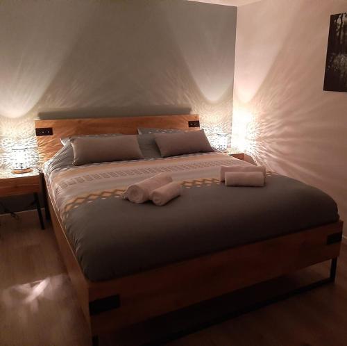 Un dormitorio con una cama grande con dos toallas encima. en Gite de L'Ourthensia, en Rendeux