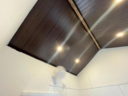 een badkamer met een houten plafond en een wastafel bij Vibes and Tides Beach Resort by Enlightened Vagabond in Gokarna