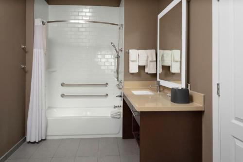 斯德伯克Staybridge Suites - Cedar Park - Austin N by IHG的带淋浴和水槽的浴室