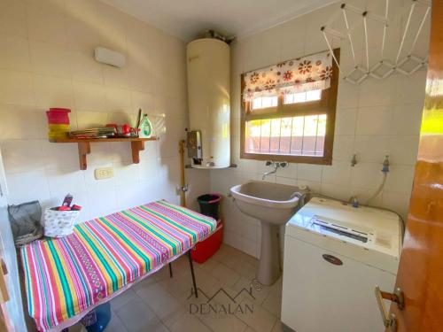 Baño pequeño con lavabo y mesa en Casa Tinta Roja 1 en Villa Gesell