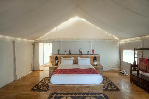 Una cama o camas en una habitación de The Kafila Desert Camp