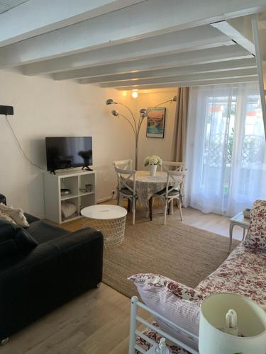 - un salon avec un canapé et une table dans l'établissement petite maison cosy avec exterieur, à Marseille