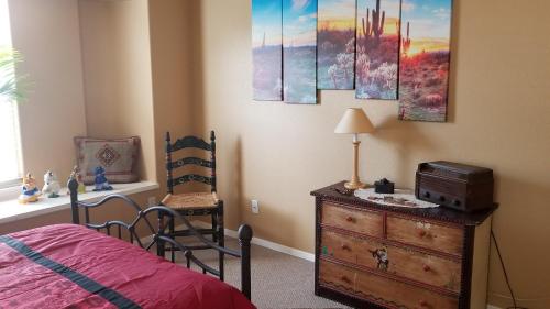 Un dormitorio con una cama y un tocador con una radio. en The perfect place . . . here it is!, en Las Cruces