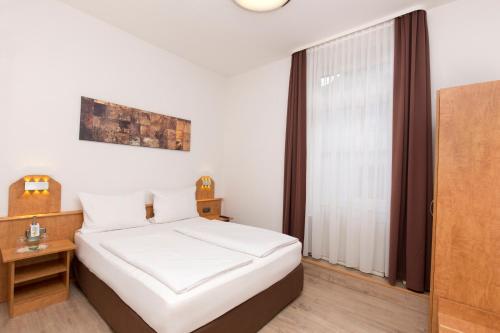 Postel nebo postele na pokoji v ubytování Hotel Goldenes Lamm