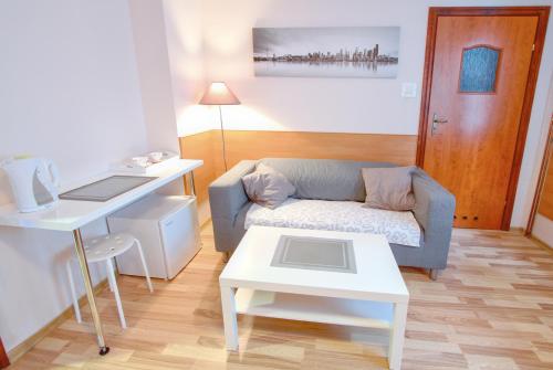 City Hostel في شتتين: غرفة معيشة مع أريكة وطاولة