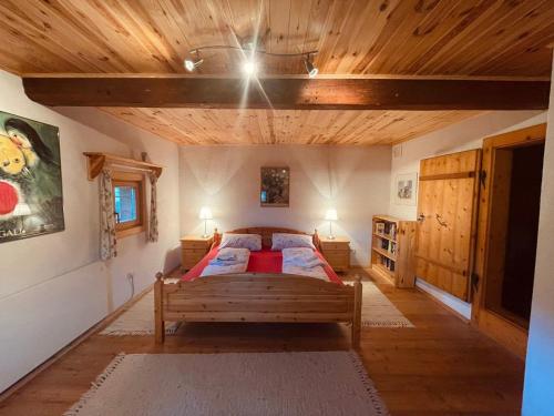 una camera con letto e soffitto in legno di Romantisches Bauernhaus in 1100m Höhe zw Katschberg und Millstätter See 