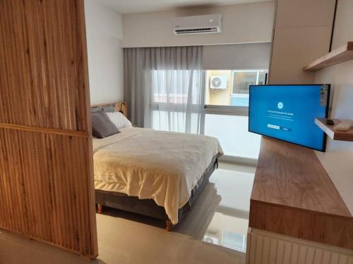 1 dormitorio con 1 cama y TV de pantalla plana en Beautiful apartment in Paseo de la Cisterna en Buenos Aires