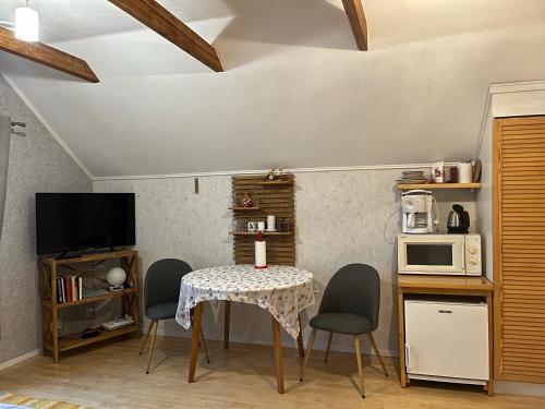 a dining room with a table and chairs at Holiday Village Kuukiuru in Vuostimo