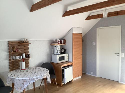 a small kitchen with a table and a microwave at Holiday Village Kuukiuru in Vuostimo