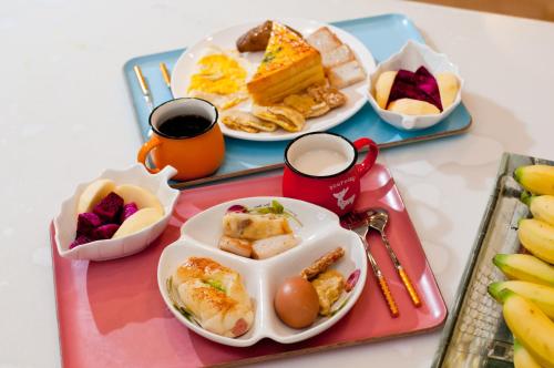 a tray with plates of food on a table at Michelin Castle - Yilan Homestay in Wujie