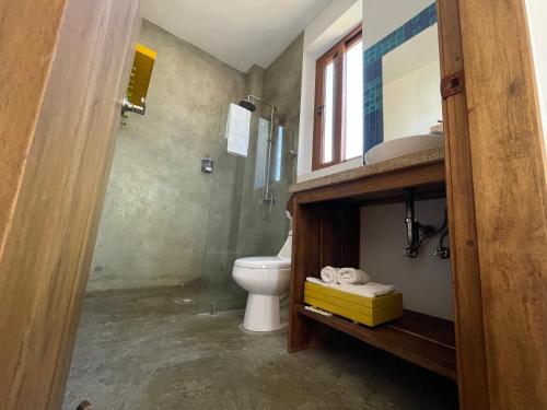 uma casa de banho com um WC e um lavatório em Mi Playa Beach Front Isabela em Puerto Villamil