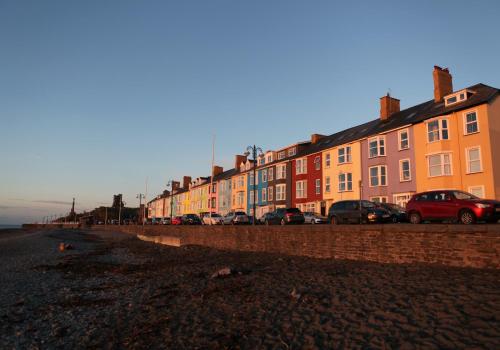 una fila de edificios al lado de una calle en Stunning Aberystwyth South Beach Apartment, en Aberystwyth