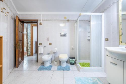 uma casa de banho com um WC, um chuveiro e um lavatório. em Villa Gianna - Appartamento Toscano em Quartu SantʼElena