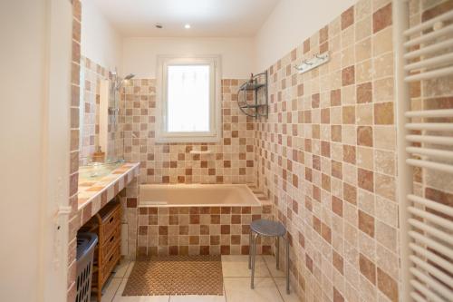 une salle de bain avec une baignoire et un lavabo dans l'établissement Villa Cécile, à Draguignan