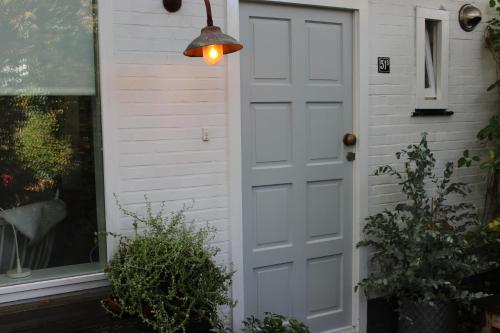 ベルゲンにあるKlein Oldenburgの灯篭付白い扉