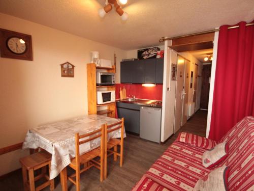 une cuisine et une salle à manger avec une table et des chaises dans l'établissement Studio Cabine 4 Pers, Balcon, au Coeur des Saisies, à 250m des Pistes - FR-1-293-165, aux Saisies