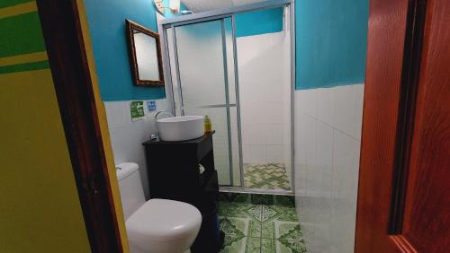 uma casa de banho com um WC e um chuveiro em Hotel y Restaurante Las Margaritas em Perquín