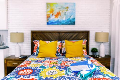 um quarto com uma cama com almofadas coloridas em Casa Cordova By Lowkl em Fort Lauderdale