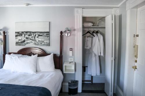 Ένα ή περισσότερα κρεβάτια σε δωμάτιο στο Emerson Inn By The Sea