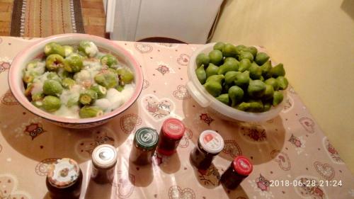 a table with a bowl of food and a bowl of fruit at Casa Civetta in Castel Colonna