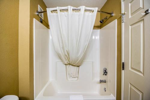 Kylpyhuone majoituspaikassa MainStay Suites Fargo - I-94 Medical Center