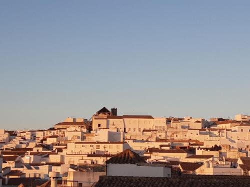 eine Gruppe von Gebäuden auf einem Hügel in der Unterkunft Casa del Olivo by Casitasconencantoes in Medina-Sidonia