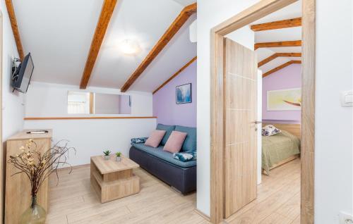sala de estar con sofá azul y cama en 4 Bedroom Gorgeous Home In Vodnjan, en Vodnjan