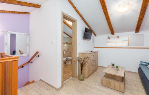 Habitación con baño con aseo y sofá. en 4 Bedroom Gorgeous Home In Vodnjan, en Vodnjan